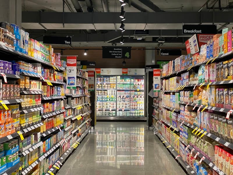 Pessoa lendo rótulo de alimento no supermercado