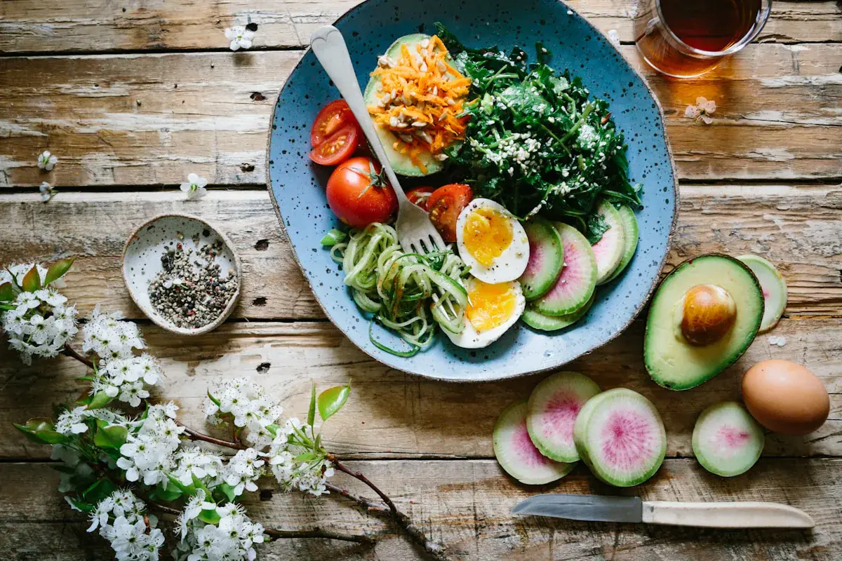 Prato colorido com divisões equilibradas de vegetais proteína e carboidrato