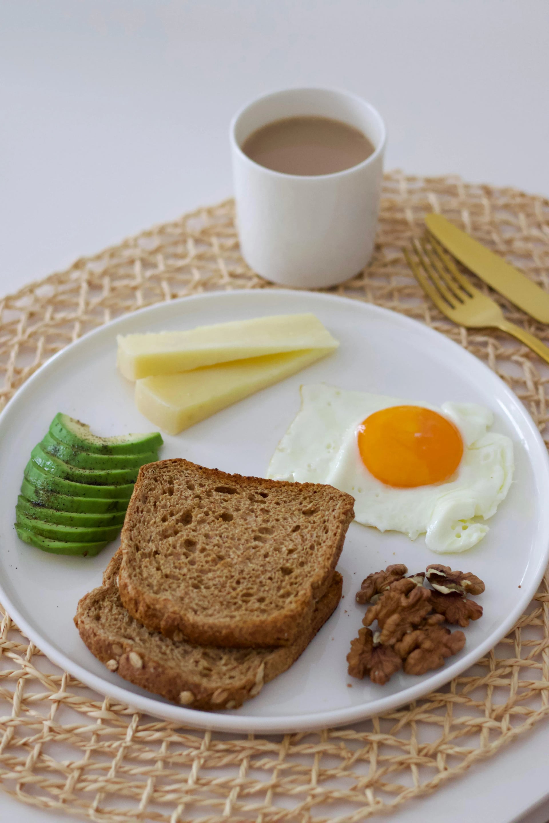 Café da manhã saudável com ovos frutas iogurte e aveia