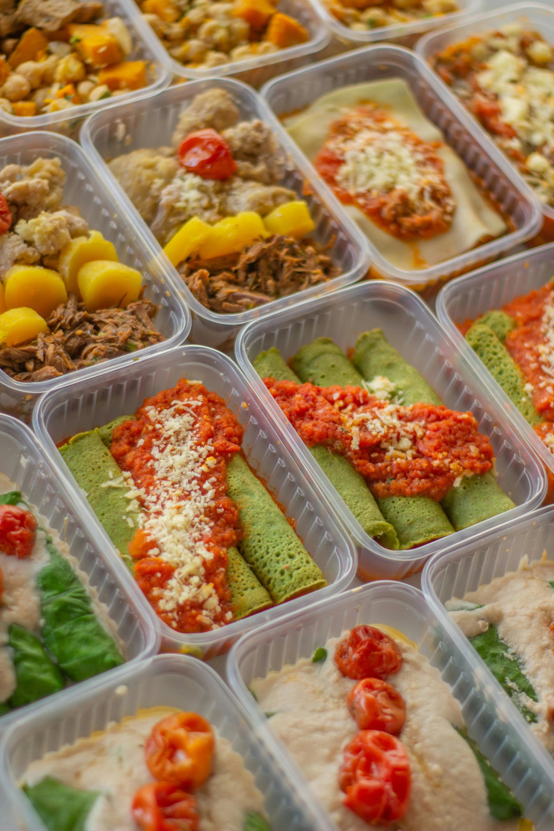 Pessoa escolhendo comida saudável no aplicativo de delivery