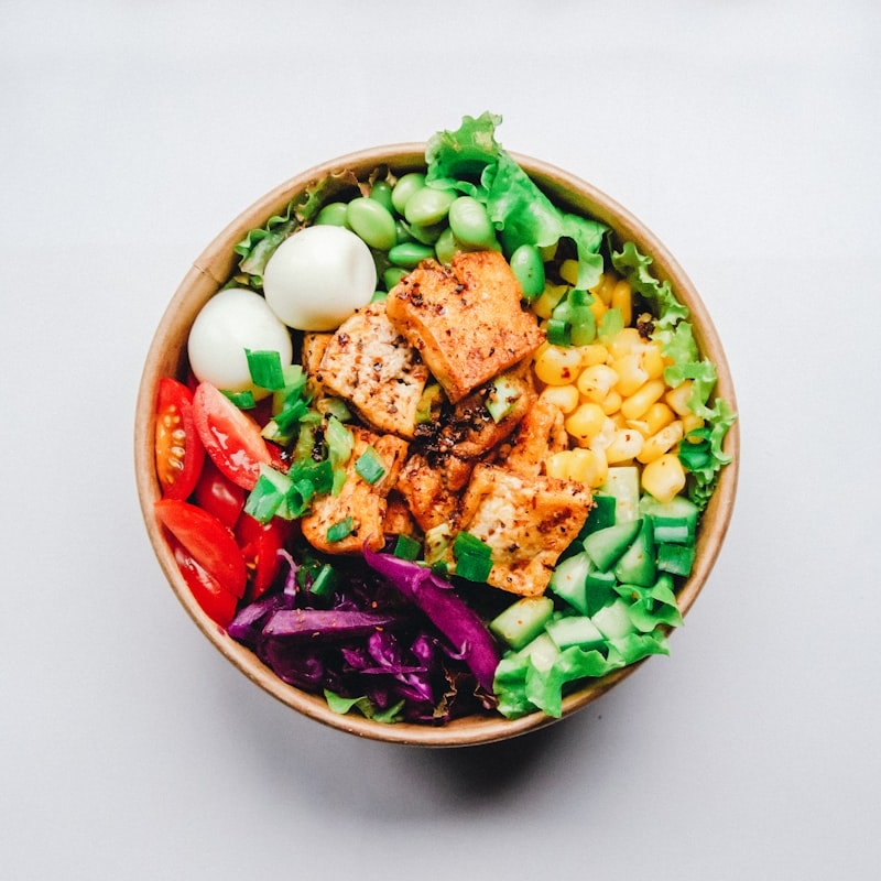 Prato colorido com divisões equilibradas de vegetais proteína e carboidrato